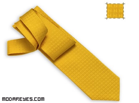combinar corbatas en color amarillo